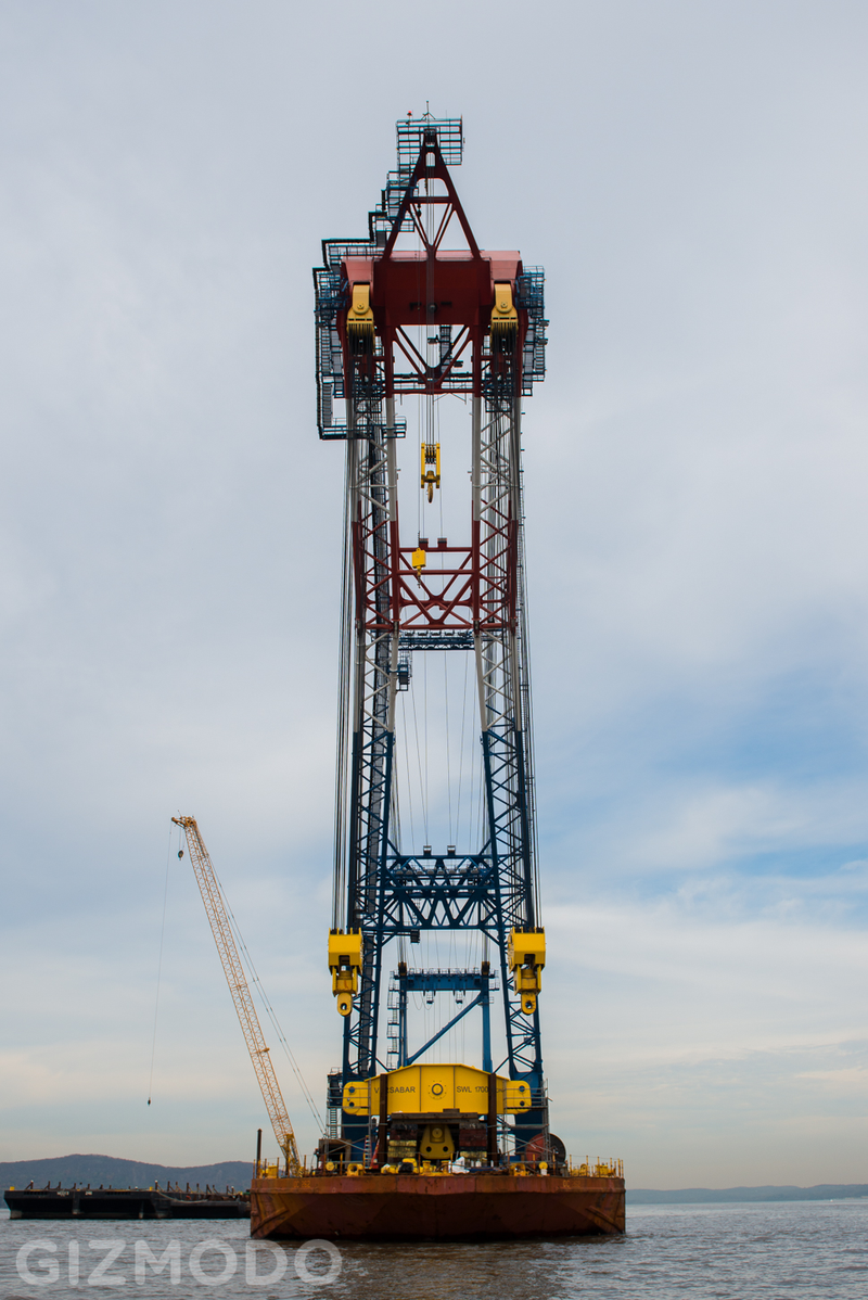 Illustration for article titled I Lift NY: Meet the Floating Super-Crane Building the Tappan Zee Bridge